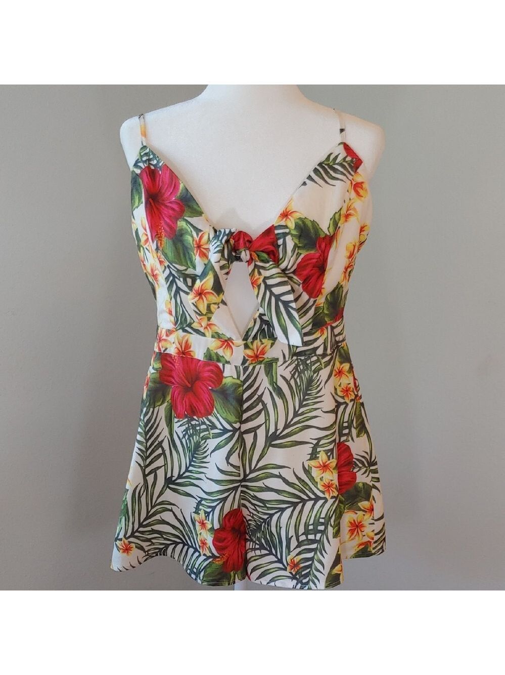 Fashion Nova Tropical Floral Print Women's Romper size XL Runs Small NWT